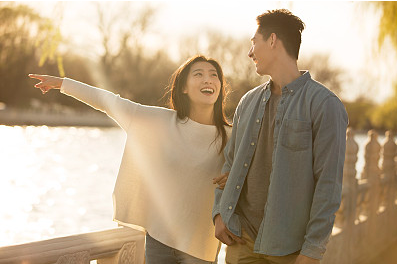 男人碰到心動(dòng)的女人都是什么反應(yīng)呢？忍不住多看你一眼